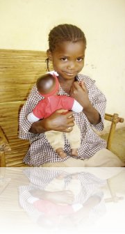 Madina n’est pas prête de lacher la belle poupée que lui a envoyé sa marraine de France !